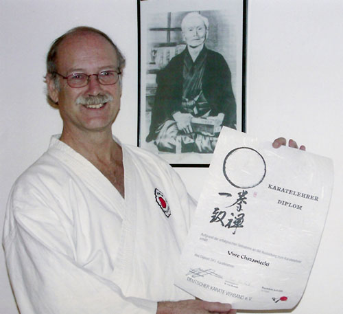 Uwe Chszaniecki, Breitensportreferent des Bayerischen Karate Bund, legte im Alter von 60 Jahren die Ausbildung zum Karatelehrer erfolgreich ab.