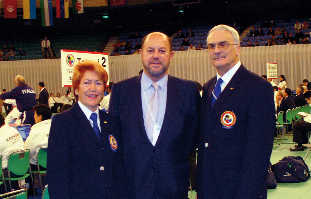 Gudrun Hisatake und Roland Lowinger wurden fr ber 20-jhrige Ttigkeit als Kampfrichter im internationalen Bereich der WKF mit der goldenen Ehrenspange geehrt.